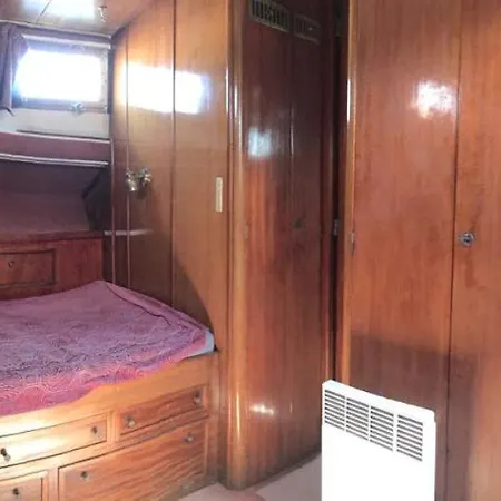 Yacht Germinal Båthotell Honfleur
